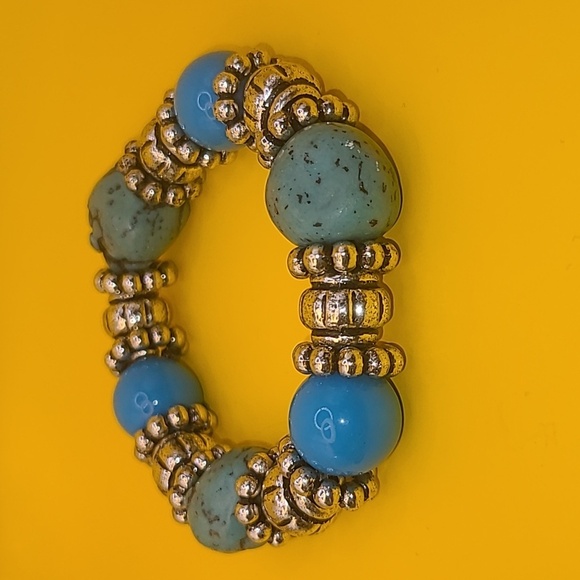 Silver toned and faux turquoise stretch bracelet - Picture 1 of 3